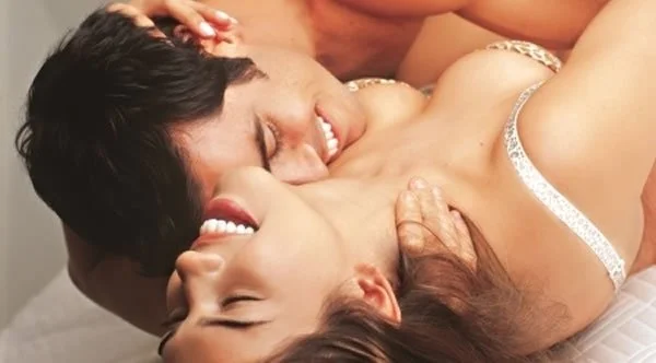 casal na cama