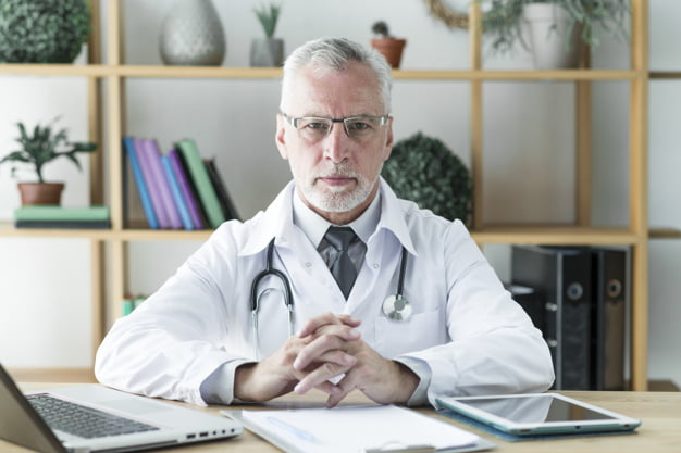 Como começar a melhorar a saúde 4 medico olhando
