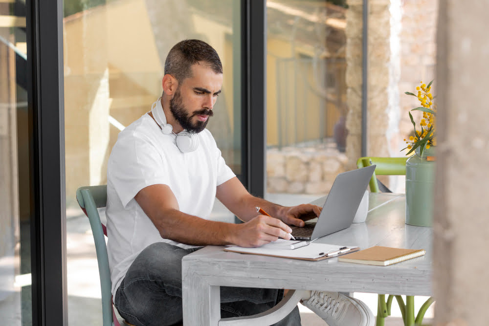 Como ganhar dinheiro na internet? 10 Dicas de ouro! 3 medium shot man taking notes