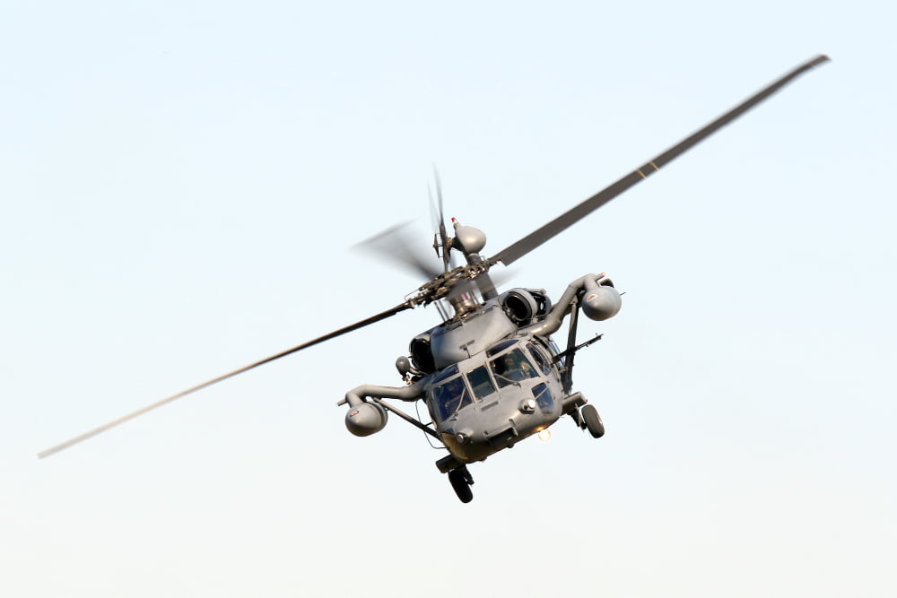 Quanto custa o aluguel de um helicóptero por hora? 3 low angle isolated shot military hawk maneuvering