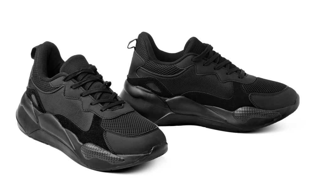 5 passos para lavar tênis na máquina de lavar roupas 2 new black sneakers isolated white background